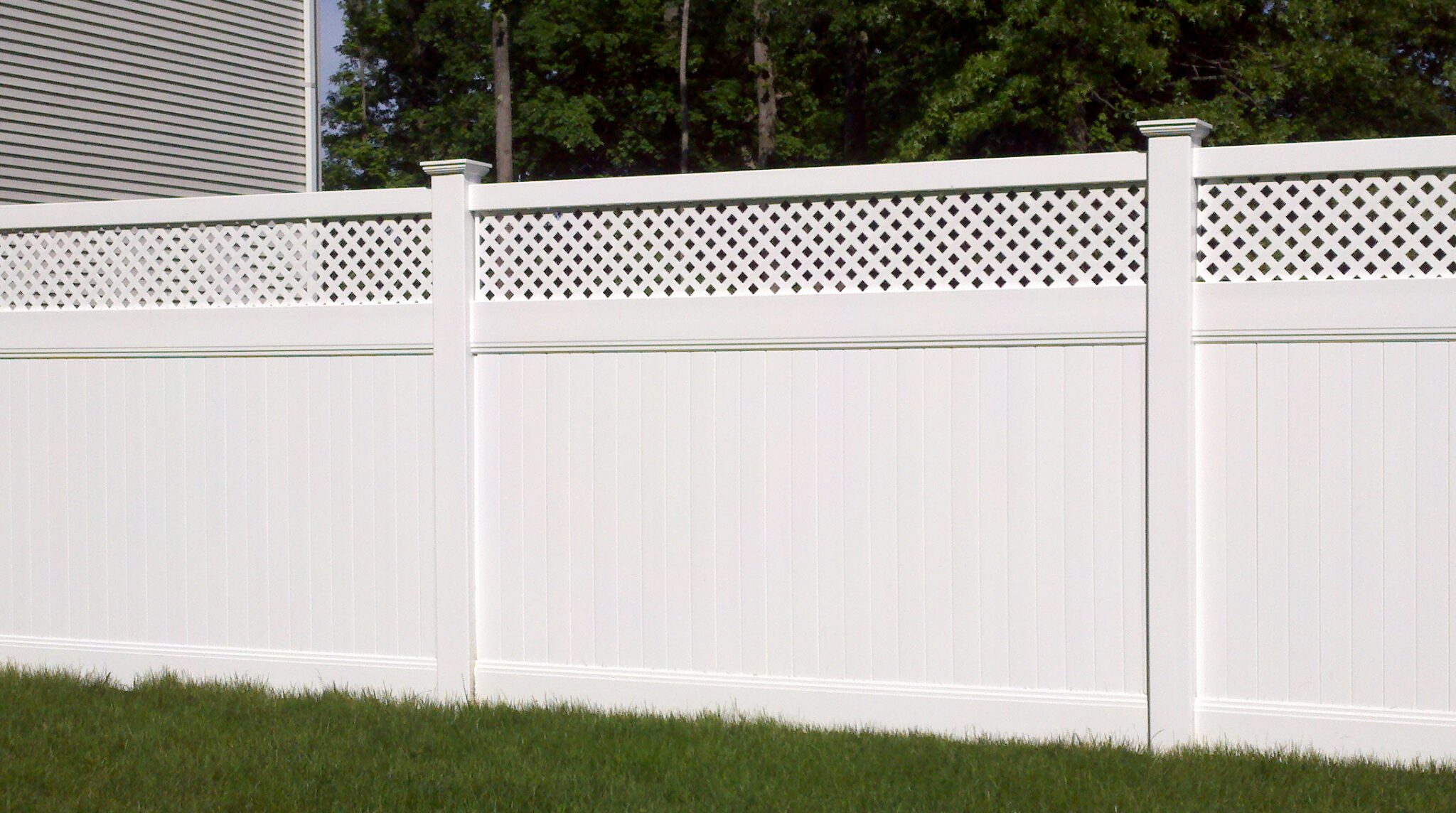 White vinyl privacy fence with lattice top